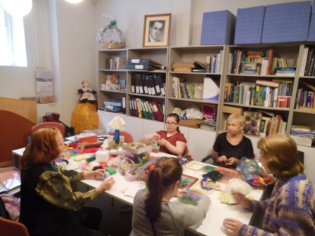 Peterburis tegutseb seltsi juures käsitööring