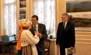 Leonida Brashkinat folkloorirühma "Neevo" endist juhendajat õnnitlevad möödunud 85. juubeli puhul endine konsul Jüri Trei ja Kultuuriministeeriumi nõunik Madis Järv