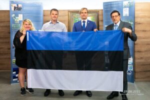 Eesti Lipu Selts kinkis olümpiakoondisele komplekti Eesti lippe