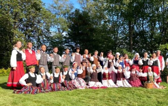 Eesti rahvatantsud Balti riikide suvepäevadel Norras