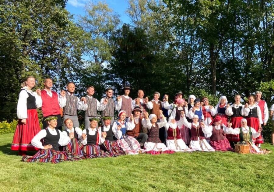 Eesti rahvatantsud Balti riikide suvepäevadel Norras