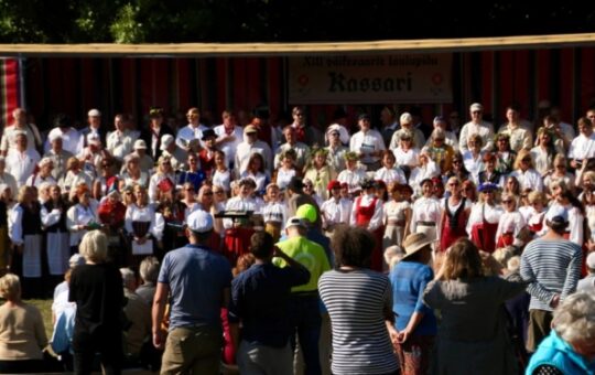 Eesti kultuuriseltsid üle ilma kogunesid suvekooli Kassaris, Hiiumaal. Vaba Eesti Sõna