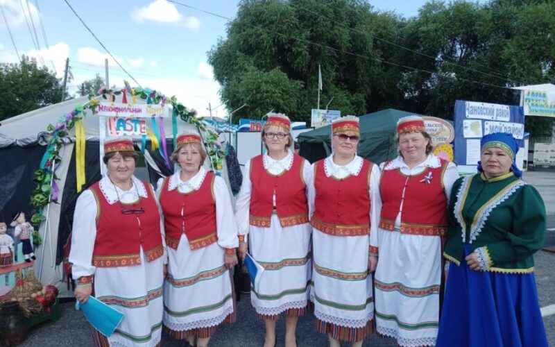 Orava küla naised eesti kultuuripärandit tutvustamas