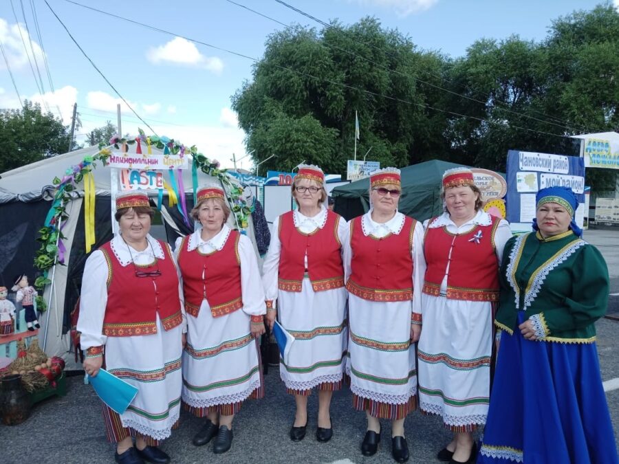 Orava küla naised eesti kultuuripärandit tutvustamas