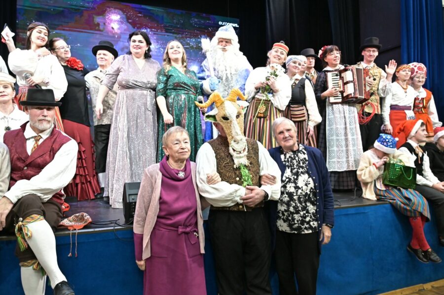 Jõulusoku seiklused ja killuke võlujõudu: Kuidas folkloorirühm „Neevo“ uue aasta vastu võttis