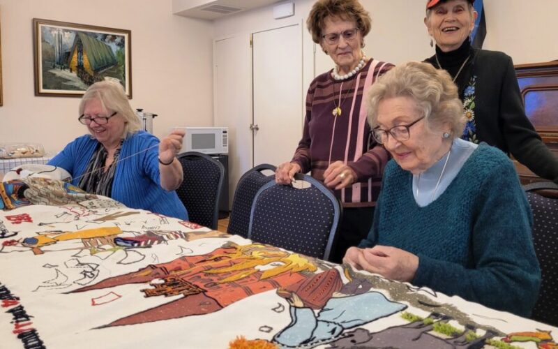 Toronto Püha Peetruse Gildi daamidki lisasid oma õmblused raamatuaasta gobeläänile