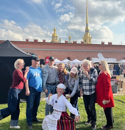 Tantsuansambel Neevo tõi Eesti tantsud Peterburi kurgikalafestivali südamesse